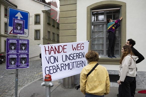 Ein Banner mit der Aufschrift &quot;Haende weg von unseren Gebaermuettern&quot; wird aufgehaengt, vor Beginn einer Medienkonferenz zum Thema &quot;Wir verteidigen weiterhin das Recht auf Abtreibung!&q ...