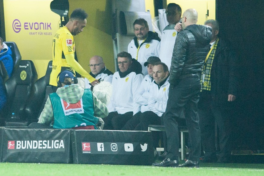 Pierre-Emerick AUBAMEYANG (li., DO) geht nach seiner gell-roten Karte vom Platz, Trainer Peter BOSZ (DO) sieht zu, gelb, rot, Platzverweis, frustriert, Frust, gefrustet, enttaeuscht, entt�uscht, Entt� ...