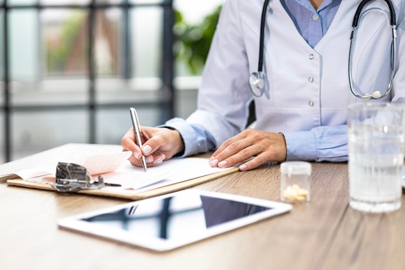 Das Schreiben von Rezepten nimmt viel Zeit in Anspruch.