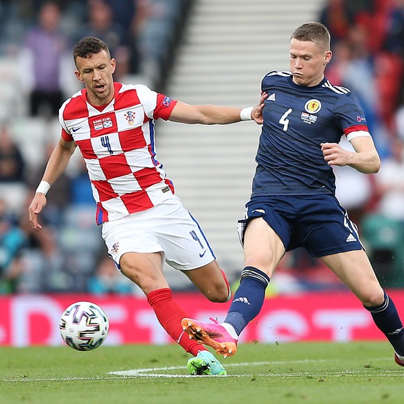 epa09294110 Scott McTominay (R) of Scotland in action against Ivan Perisic of Croatia during the UEFA EURO 2020 group D preliminary round soccer match between Croatia and Scotland in Glasgow, Britain, ...