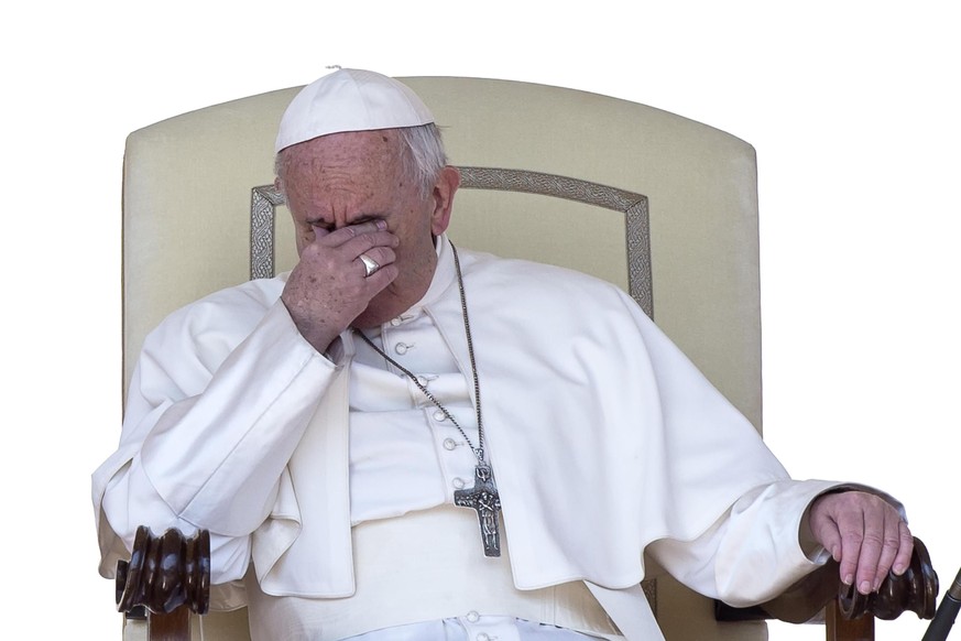 epaselect epa05889283 Pope Francis contemplates at Saint Peter&#039;s Square in Vatican city for his weekly general audience, 05 April 2017. EPA/ANGELO CARCONI