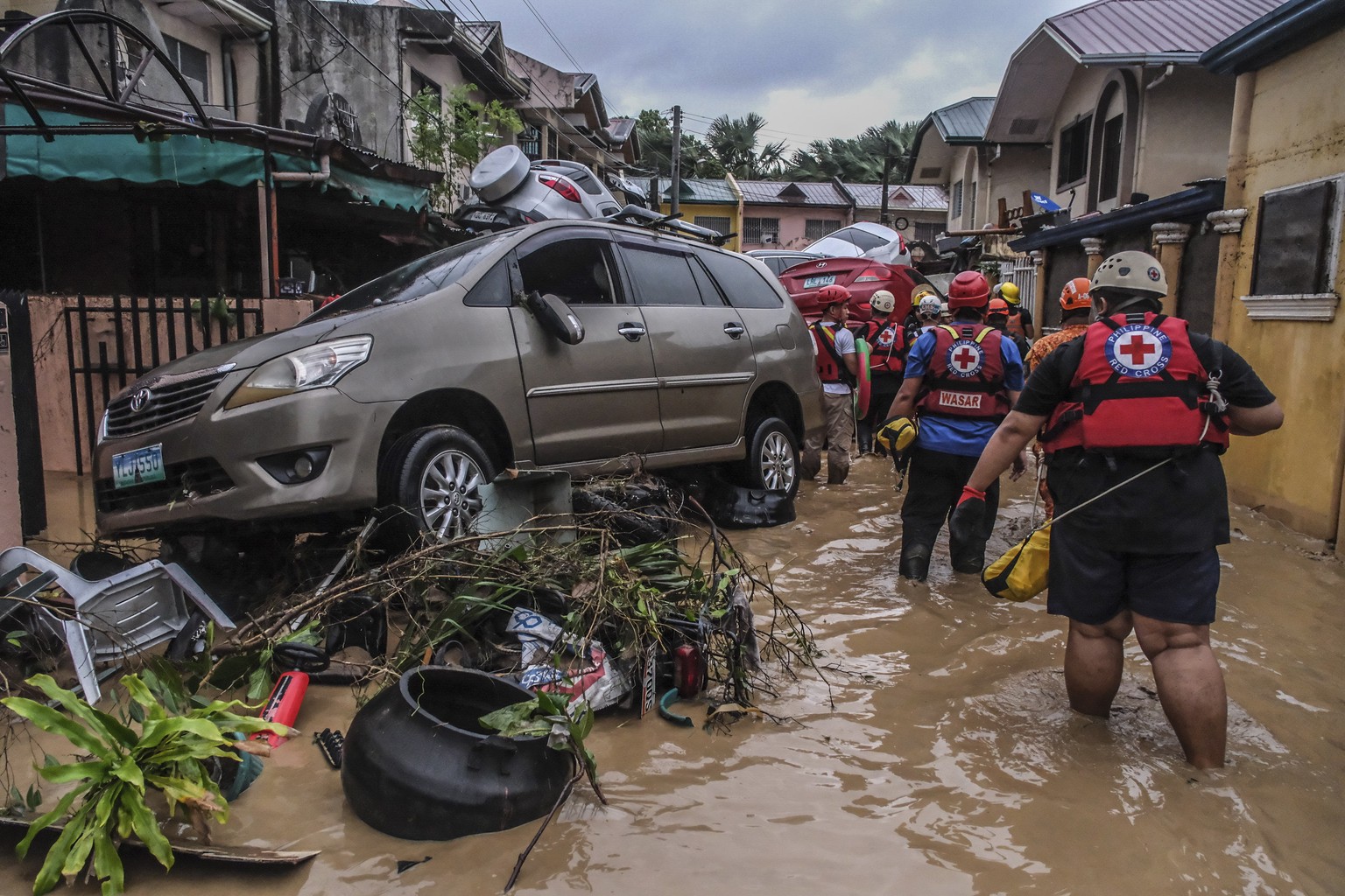 epaselect epa12501755 Emergency responders enter a flooded street in a residential district affected by typhoon Kalmaegi, in Cebu City, Philippines, 04 November 2025. Typhoon Kalmaegi crossed the Visa ...