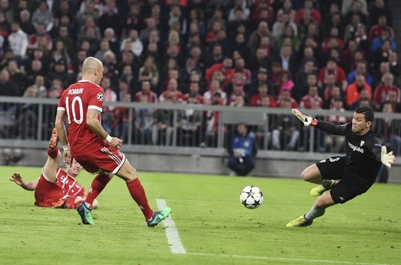 Bayern&#039;s Robert Lewandowski and Arjen Robben, from left, look on as Sevilla goalkeeper David Soria Solis, right, goes for the ball during the Champions League quarter final second leg soccer matc ...