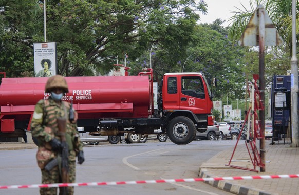 epaselect epa09585098 Ugandan police work on the scene of a bomb blast near the Central Police Station in Kampala, Uganda, 16 November 2021. According to Ugandan Police, two blasts occurred near the C ...