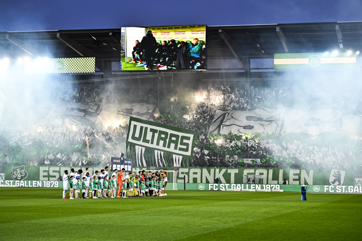 Choreo der St. Galler Fans im Fussball Meisterschaftsspiel der Swiss Super League zwischen FC St.Gallen 1879, SG, und FC Lausanne-Sport, LS, vom Samstag, 15. Maerz 2025 im Kybunpark in St. Gallen. (KE ...
