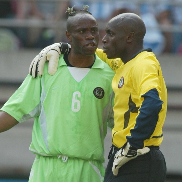 Onderwerp/Subject: Nigeria World Cup 2002 Club/Team/Country: Nigeria Seizoen/Season: 2001/2002 2002/2003 FOTO/PHOTO: Nigeria s goalkeeper SHORUNMU Ike R and west after the match LÊ IBARAKI JAPAN Conte ...