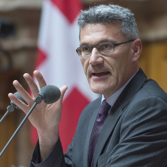 Pirmin Schwander (SVP/SZ) aeussert sich zum Voranschlag 2015 am Dienstag, 25. November 2014, im Nationalrat in Bern. (KEYSTONE/Lukas Lehmann)