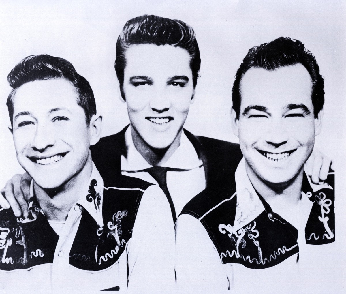 UNSPECIFIED - JANUARY 01: (AUSTRALIA OUT) Photo of Scotty MOORE and Elvis PRESLEY and Bill BLACK; Group portrait L-R Scotty Moore, Elvis Presley and Bill Black (Photo by GAB Archive/Redferns)