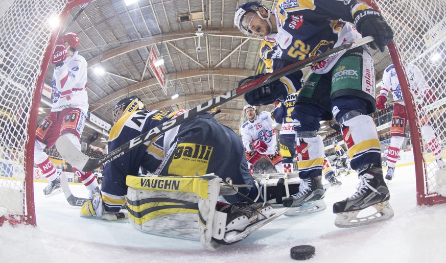 Langenthals Goalie Yannick Wildhaber, Mitte, und Mike Voellmin sind geschlagen, Rapperswils Thomas Studer, links, erzielt das 1:4, im ersten Playoff-Finalspiel der National League B zwischen dem SC La ...