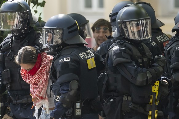 Die Polizei fuehrt einzelne TeilnhmerInnen einer nationalen Demonstration gegen Zionismus ab, in Basel, am Samstag, 29. August 2026. Zum Jahrestag des Zionistenkongresses haben verschiedene Gruppierun ...