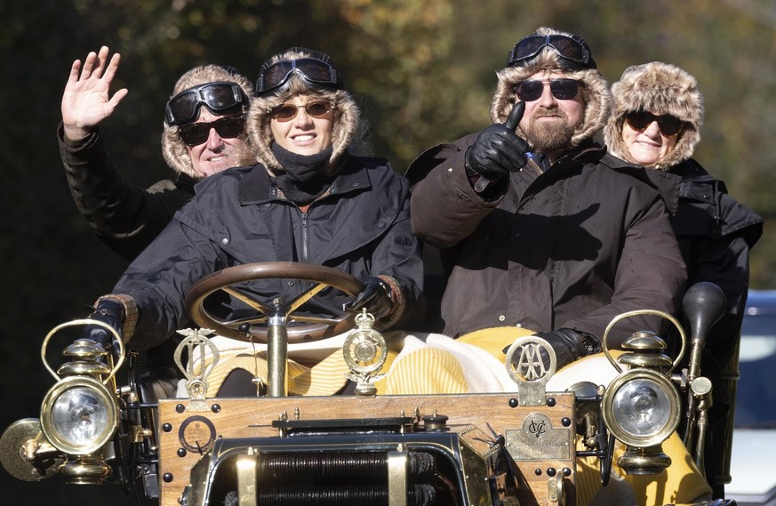 . 02/11/2025. Staplefield , United Kingdom. Competitors approach the village of Staplefield in West Sussex,United Kingdom during the London to Brighton Veteran Car Run. PUBLICATIONxINxGERxSUIxAUTxHUNx ...