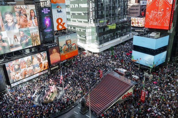 KEYPIX - Thousands of protesters fill Times Square during a &quot;No Kings&quot; protest Saturday, Oct. 18, 2025, in New York. (KEYSTONE/AP Photo/Olga Fedorova)