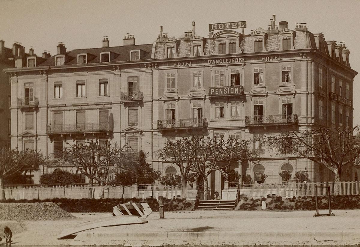 Im Hotel d'Angleterre in Genf versteckt sich das Quartett. 
https://notrehistoire.ch/entries/0lyYK7MwYnw