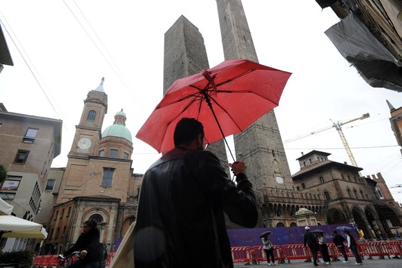 The Garisenda Tower cordoned off Bologna - The Garisenda tower, cordoned off for further investigations after an anomalous torsion of the structure was found, possibly caused by the vibrations of the  ...