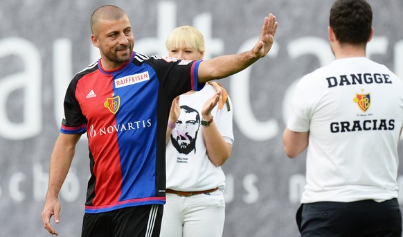 25.05.2016; Basel; Fussball Super League; FC Basel - Grasshopper Club Zuerich; Walter Samuel (Basel) wird verabschiedet
 (Steffen Schmidt/freshfocus)