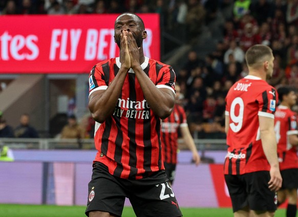 epa12043516 AC Milan&#039;s defender Fikayo Tomori looks dejected during the Italian Serie A soccer match AC Milan vs Atalanta at Giuseppe Meazza Stadium in Milan, Italy, 20 April 2025. EPA/Roberto Br ...
