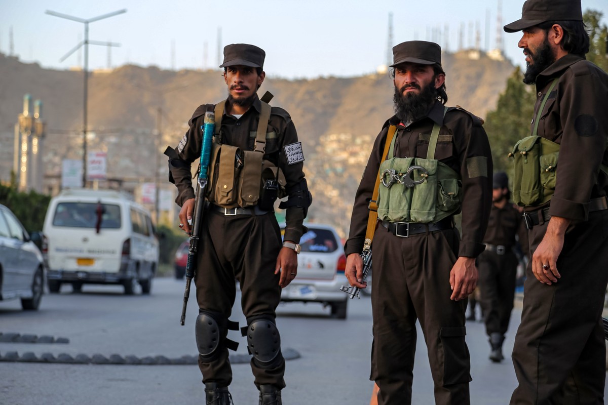 epa11602670 Afghans Taliban security officials stand guard as they check people and vehicles at a checkpoint, in Kabul, Afghanistan, 13 September 2024. Gunmen killed 14 people and injured six others i ...