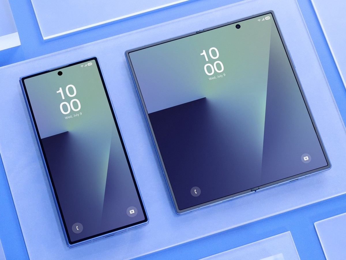 Fermé, le Fold 7 n'est plus anormalement allongé et ressemble tout à fait à un smartphone classique. Ouvert, sa diagonale mesure un peu plus de 20 cm.