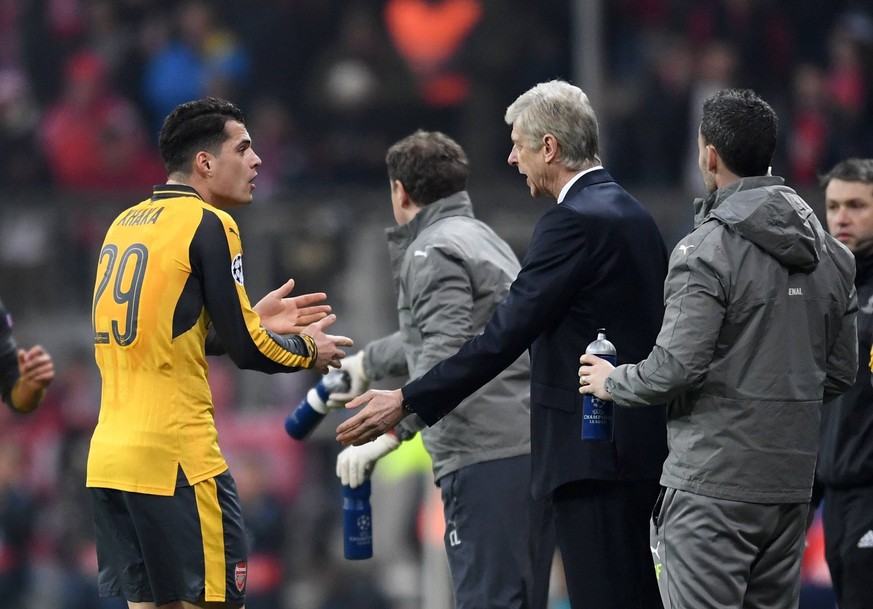 FUSSBALL CHAMPIONS LEAGUE SAISON 2016/2017 ACHTELFINALE HINSPIEL FC Bayern Muenchen - Arsenal London 15.02.2017 Granit Xhaka (li) und Trainer Arsene Wenger (re, beide Arsenal) PUBLICATIONxNOTxINxAUTxS ...