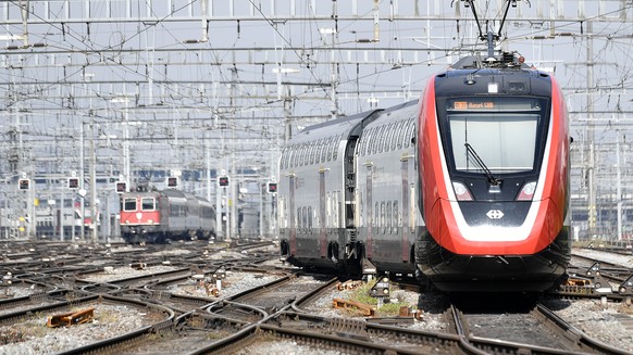 ARCHIVBILD ZUR MK BOMBARDIER ZUM FV-DOSTO, AM MITTWOCH, 06. NOVEMBER 2019 ---- Abfahrt des Fernverkehrs-Doppelstockzugs FV-Dosto im Zuercher Hauptbahnhof am Mittwoch, 1. Mai 2019. (KEYSTONE/Walter Bie ...