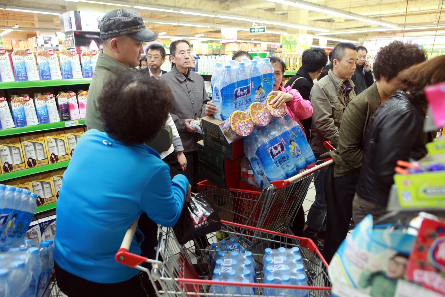 Hamsterkäufe im Supermarkt: Berichte über das verseuchte Trinkwasser lösten Panik in der Bevölkerung aus.&nbsp;&nbsp;