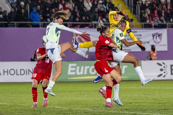 epa12898569 (L-R) Turkey's Basak Icinoezbebek, Switzerland's Riola Xhemaili, Turkey's Eda Karatas, Turkey's Selda Akgoez, and Switzerland's Aurelie Csillag in action during th ...