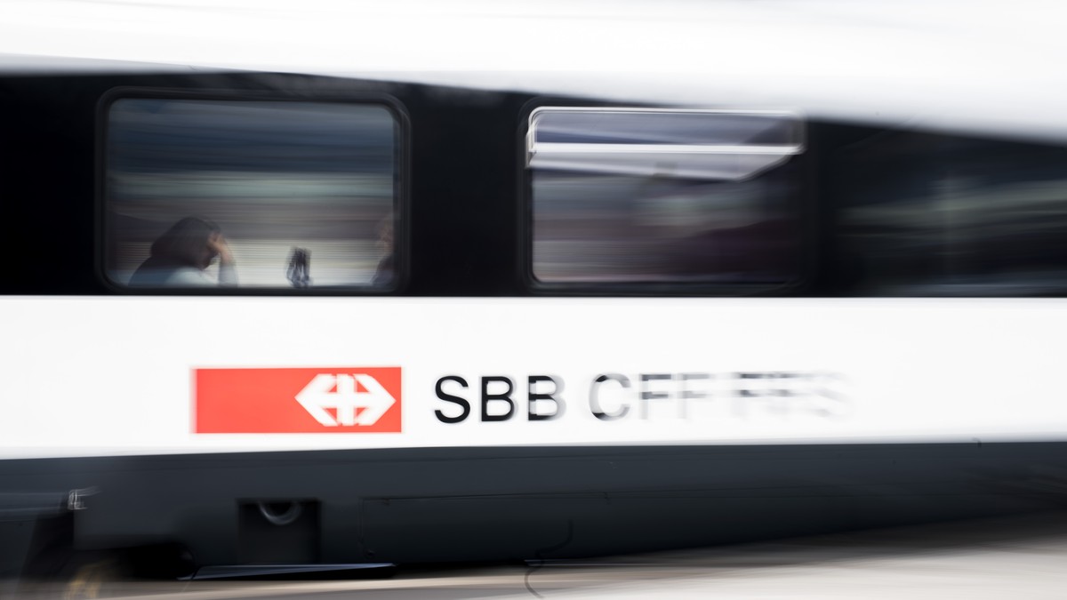 ZU DEN JAHRESZAHLEN 2016 DER SBB, AM DIENSTAG, 21. MAERZ 2017, ERHALTEN SIE FOLGENDE ARCHIVBILDER ---- Pendler im Zug anlaesslich einer Medienkonferenz zum Thema "SBB Strategie 2020 und aktuelle  ...