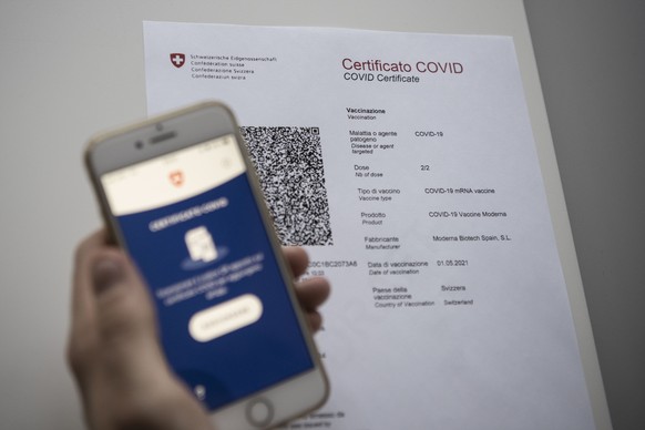 ZUM SCANNEN DES COVID-ZERTIFIKATS MITTELS DER COVID CERTIFICATE APP, STELLEN WIR IHNEN FOLGENDE BILDER ZUR VERFUEGUNG. WEITERE BILDER FINDEN SIE AUF visual.keystone-sda.ch --- Il certificato Covid svi ...