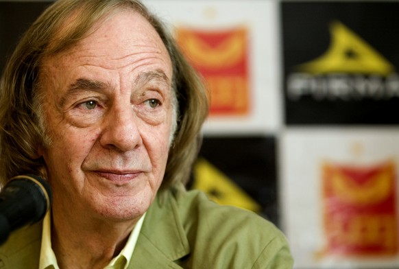 Cesar Luis Menotti, of Argentina, listens to a reporter&#039;s question during a news conference after his official presentation as Tecos&#039; new coach in Guadalajara, Mexico, Wednesday Aug. 29, 200 ...