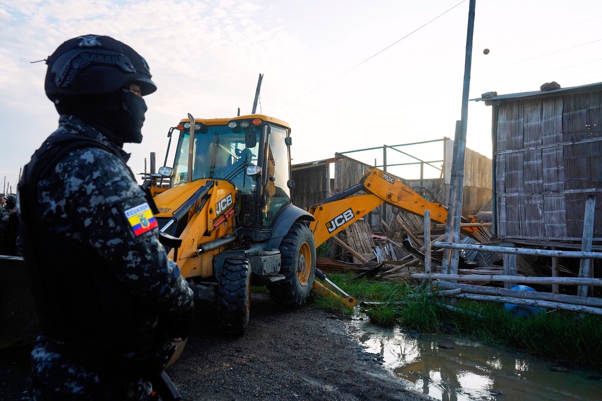 A tractor is used to tear down a home during a police anti-gang operation in Guayaquil, Ecuador, Friday, March 14, 2025. (AP Photo/Cesar Munoz)
Ecuador Police Operation