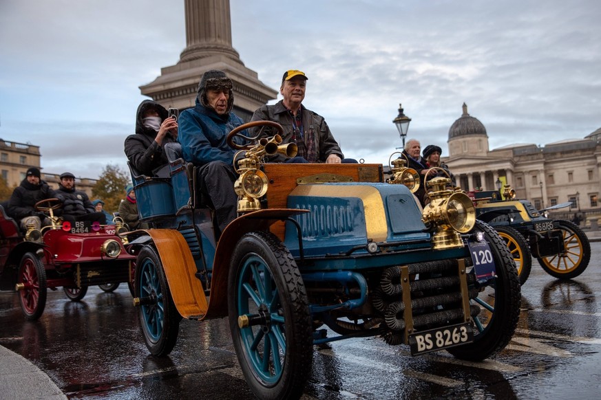 November 2, 2025, London, United Kingdom: Veteran cars sit and wait in London traffic. The annual RAC London to Brighton Veteran Car Run, founded in 1896, is the world s longest-running motoring event ...