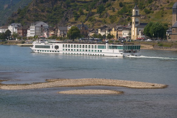 KEYPIX - 19.06.2026, Rheinland-Pfalz, St. Goar: Ein Hotelschiff passiert eine Sandbank bei St. Goar, die aufgrund des heißen trockenen Wetters gebildet hat. (KEYSTONE/DPA/Thomas Frey)