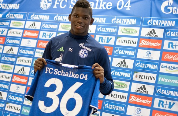 epa05425843 FC Schalke 04 new arrival Breel Embolo poses with his jersey after a press conference at the Veltins Arena in Gelsenkirchen, Germany, 15 July 2016. EPA/MARIUS BECKER