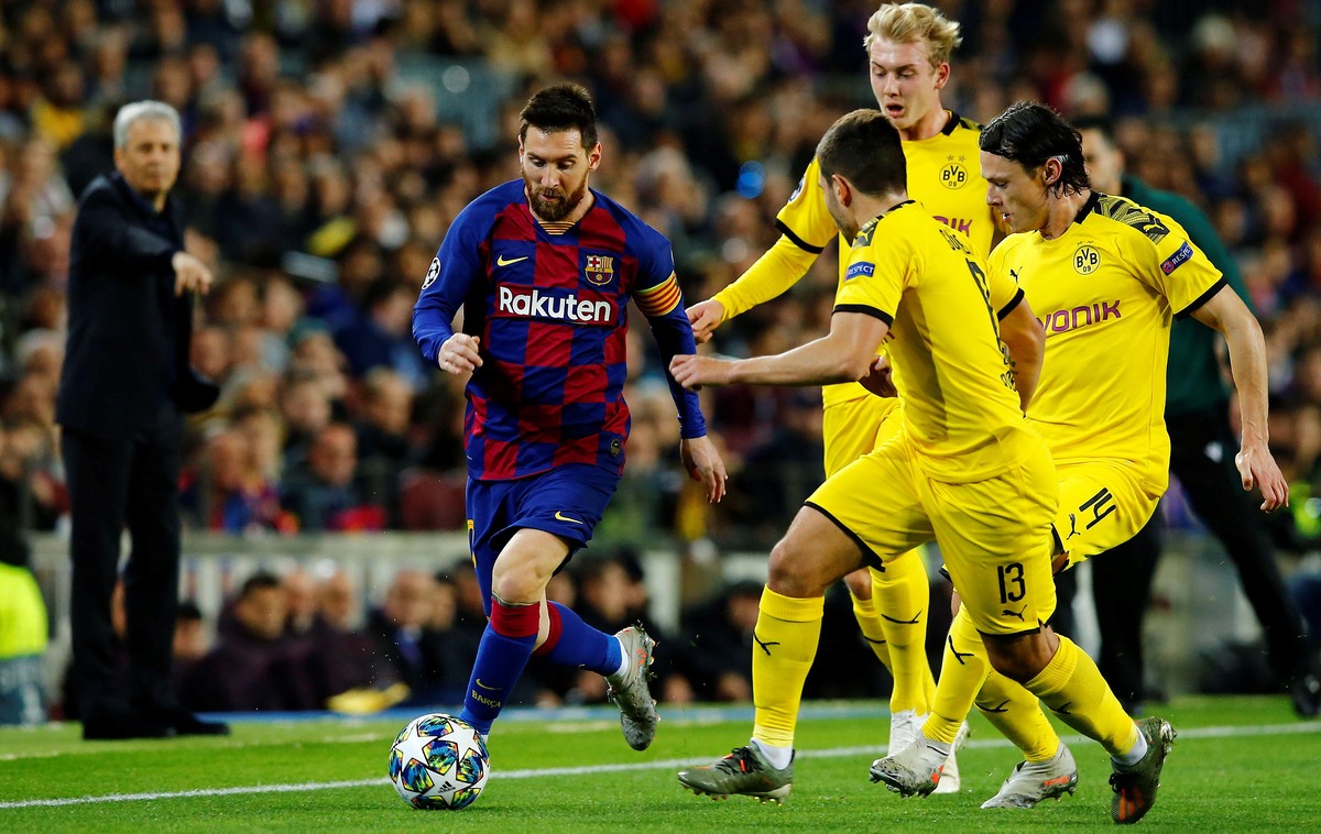 epa08029706 FC Barcelona's Lionel Messi (L) in action against Borussia Dortmund's Raphael Guerreiro (front), Julian Brandt (2-R) and Nico Schulz (R) during a UEFA Champions League's gro ...