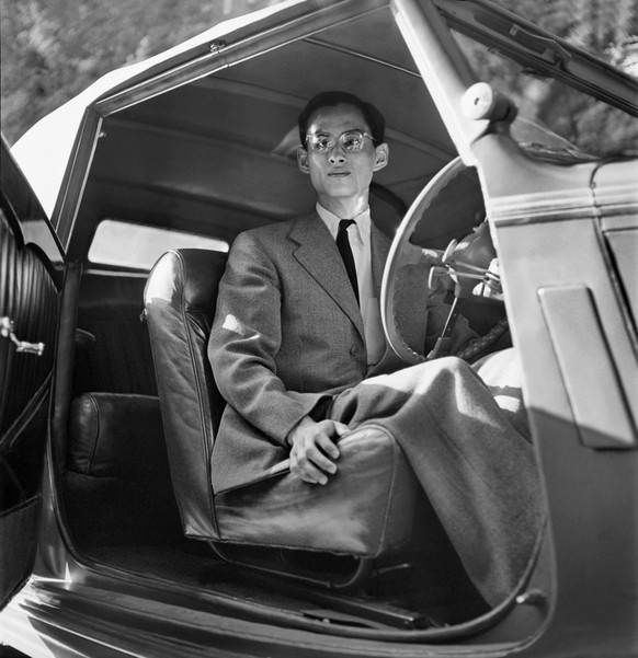 The Thai king Bhumibol Adulyadej is sitting at the wheel of his car, in September 1949 in Lausanne. Bhumibol studied from 1946 to 1951 in Lausanne, Switzerland politics and law. (KEYSTONE/PHOTOPRESS-A ...