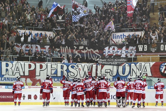 Absteiger Rapperswil feiert den Sieg gegen Lugano.