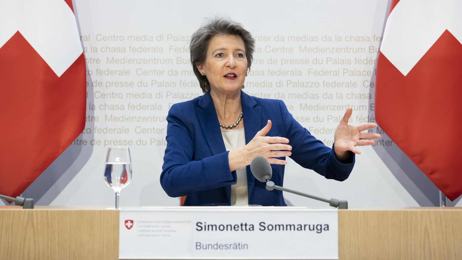 Bundesraetin Simonetta Sommaruga spricht an einer Medienkonferenz zum Bundesgesetz ueber die Aufsicht und Transparenz der Energiegrosshandelsmaerkte (GATE) und die Eroeffnung des Vernehmlassungsverfah ...