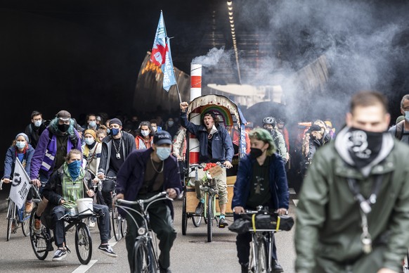 Menschen demonstrieren auf ihren Fahrraedern in der Innenstadt von Zuerich am Strike for Future Tag, aufgenommen am Freitag, 21. Mai 2021. (KEYSTONE/Ennio Leanza)