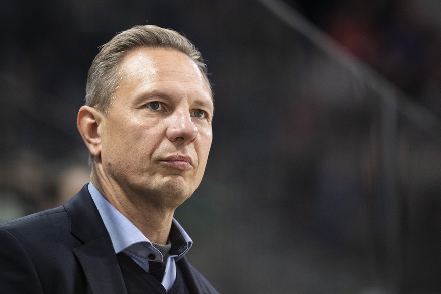 SCB Cheftrainer Jussi Tapola reagiert im Eishockeyspiel der National League zwischen den ZSC Lions und dem SC Bern am Dienstag, 31. Oktober 2023, in der Swiss Life Arena in Zuerich. (KEYSTONE/Ennio Le ...