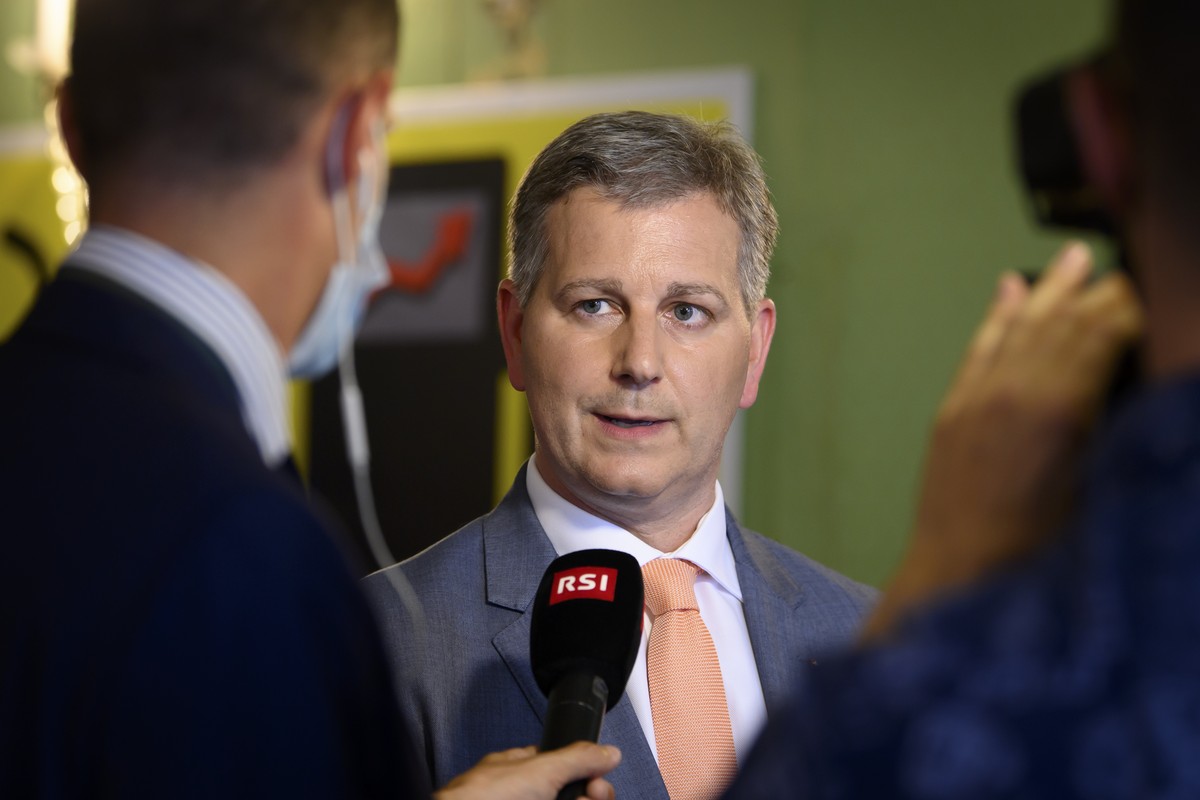 Staenderat Marco Chiesa, SVP-TI, Parteipraesident SVP, spricht mit Journalisten nach den Hochrechnungen der Abstimmungen, zum des CO2-Gesetz, am Sonntag, 13. Juni 2021 in Bern. Das eidgenoessische Sti ...