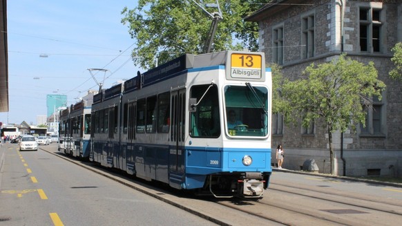 Tram Nr. 13 in Zürich
https://commons.wikimedia.org/wiki/File:Zuerich-vbz-tram-13-swpsigbbc-893680.jpg