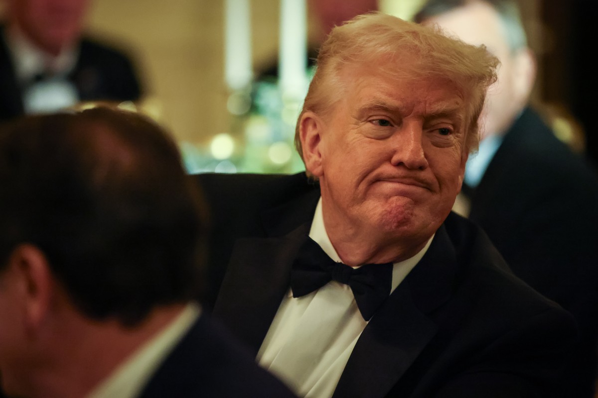 epa12767500 US President Donald Trump turns to talk to the press pool during the Governors Dinner in the East Room of the White House in Washington, DC, USA, 21 February 2026. EPA/Samuel Corum / POOL