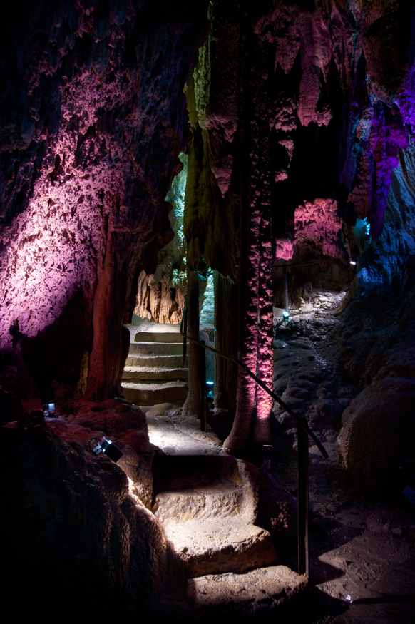 Mystisch: skurrile Kalkformationen in der Baarer Höllgrotte.