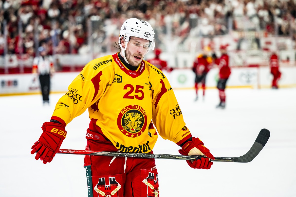 Deception du joueur Aleksi Saarela (SCL) lors du troisieme match des Play-off des quarts de finale du championnat suisse de hockey sur glace de National League, entre Lausanne HC et SCL Tigers le lund ...