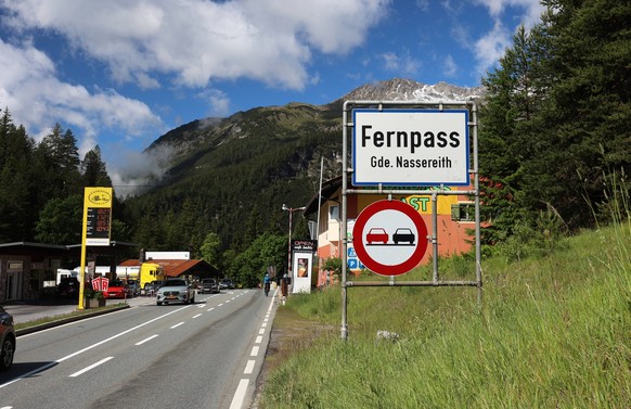 Hier im Bild der Fernpass, Passhöhe mit Ortsschild, Ortstafel an der Fernpassstrasse, B179, zwischen Nassereith und Biberwier im Bezirk Reutte, Tirol, Gebirgspass, Transitroute *** Here in the picture ...