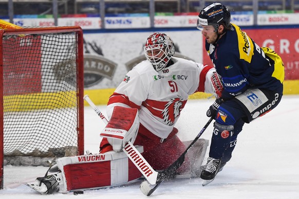 From left, Lausanne's goalkeeper Tobias Stephan and Ambri's player Filip Chlapik, during the National League regular season game of the Swiss Championship 2022/23 between HC Ambri Piotta against LHC L ...