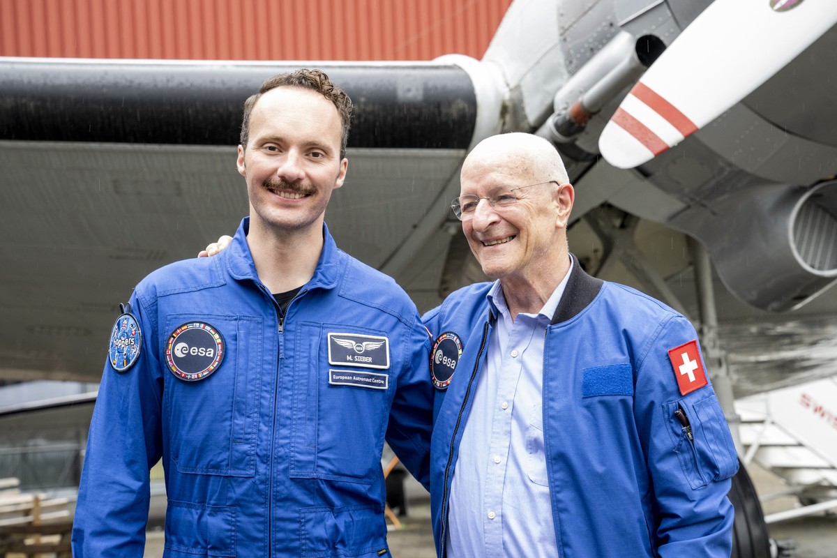 Die Schweizer Astronauten Marco Sieber, links, und Claude Nicollier, rechts, anlaesslich einer Feier zum 100. Geburtstag der Planetarien Weltweit in Verkehrshaus Luzern am Dienstag, 7. Mai 2024. (KEYS ...