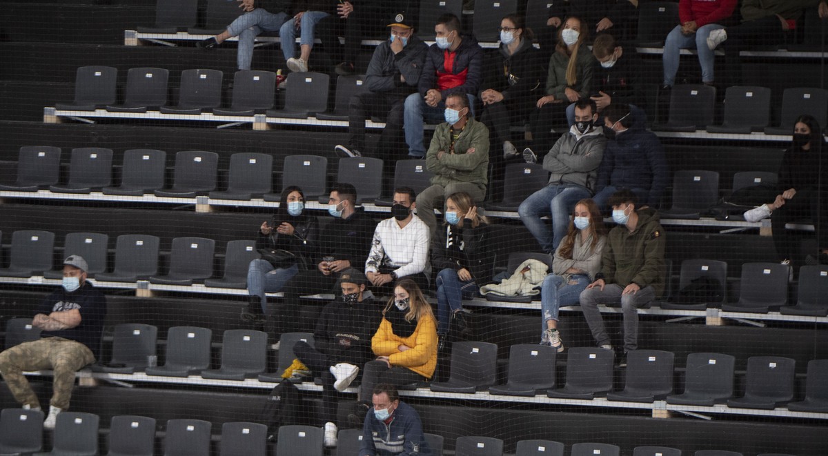 Lugano's fans, during the frendly match of National League A (NLA) Swiss Championship 2020/21 between HC Lugano and HC Ambri Piotta at the ice stadium Corner Arena in Lugano, Switzerland, Tuesday ...