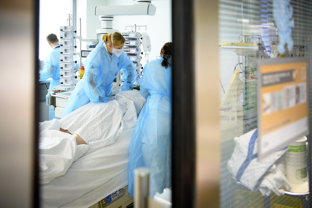 epa09652347 Medical workers treat a patient with COVID-19 in the intensive care unit (ICU) at the University Hospital (CHUV) during the fifth wave of the coronavirus disease (COVID-19) pandemic, in La ...