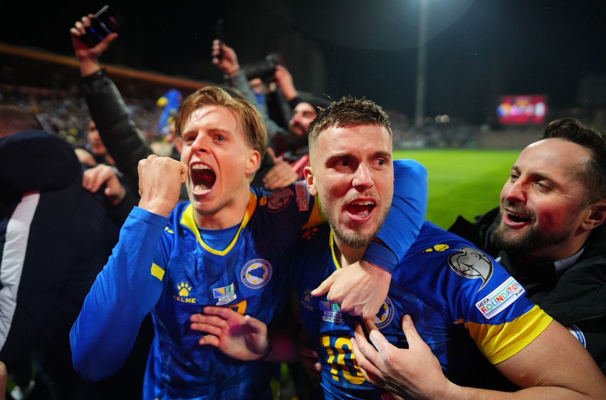 epa12863010 Players of Bosnia and Herzegovina celebrate after the team won the penalty shoot-out during the FIFA World Cup 2026 European playoff match between Bosnia and Herzegovina and Italy in Zenic ...